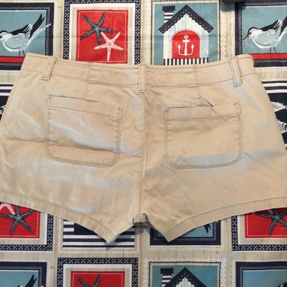 Short shorts - Picture 2 of 3